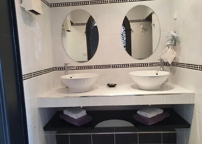 Du Logis De La Mare Du Parc Bed & Breakfast Surtainville